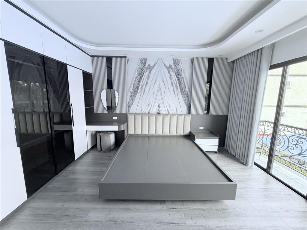 Bán nhà gia thượng ngay cổng trường việt pháp, ngõ ô tô, 50m2, 6 tầng, mt 4.5m, 15.6 tỷ