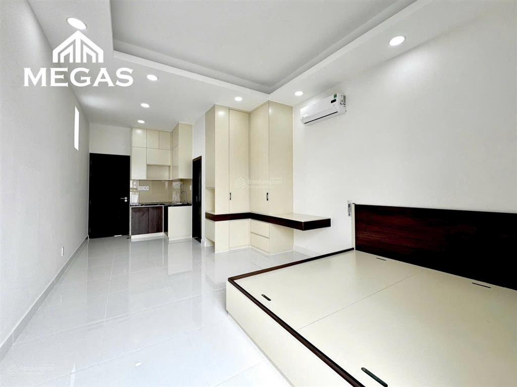 Phòng ban công giá rẻ bước 3 bước tới hutech, ngoại thương, đi học không lo trễ