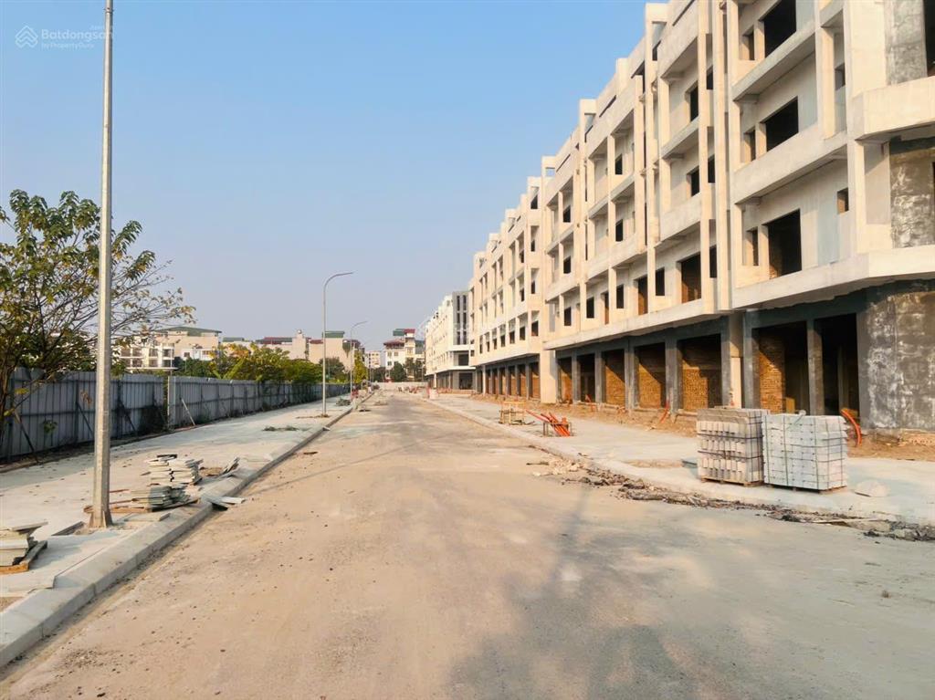 Tôi cần bán căn 75m2 hướng đông nam cạnh vườn hoa, trường mầm non tại hà nội oriental gia lâm.