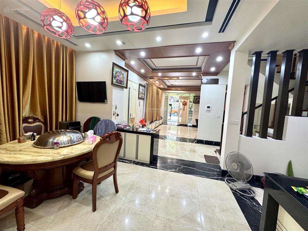 Cần bán biệt thự kđt tây nam linh đàm, vị trí đẹp view vườn hoa thoáng mát, 205m, 3,5 tầng, mt 10m