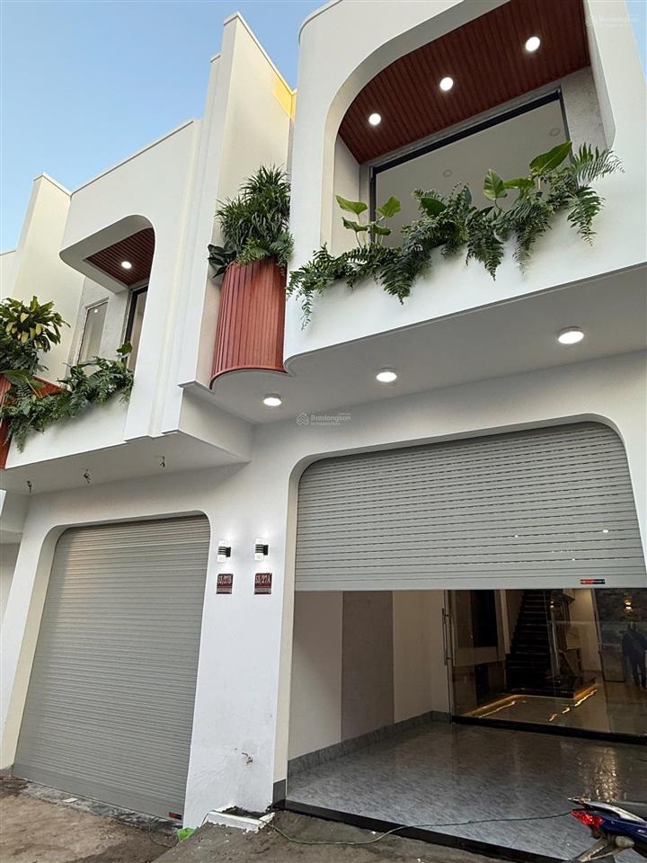 Nhà phố thiết kế hiện đại  vào ở ngay