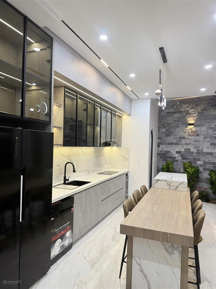 Nhà phố thiết kế hiện đại  vào ở ngay