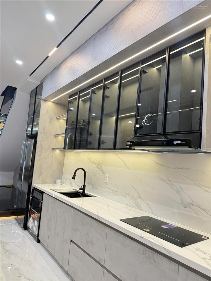 Nhà phố thiết kế hiện đại  vào ở ngay