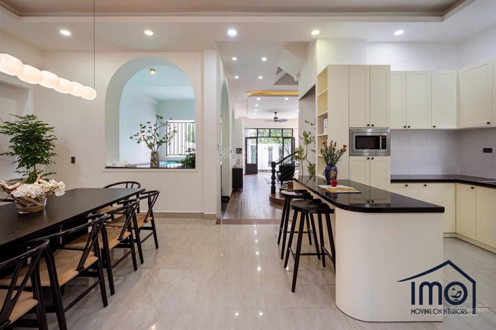 Cho thuê căn hộ ban công 35m2 ngay toà nhà viettel  cửa sổ ban công thoáng mát  trống sẵn ở liền