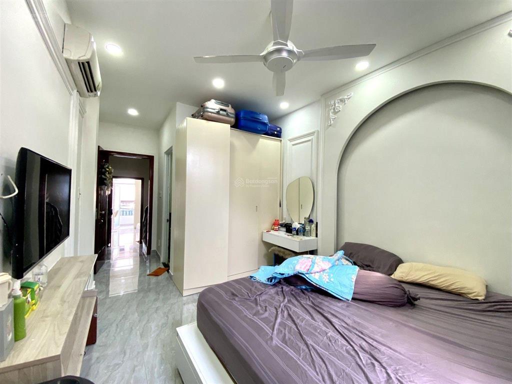 Giảm khủng 500 triệu nhà đẹp 4 tầng ngay chân cầu nguyễn văn cừ hẻm ô tô kinh doanh
