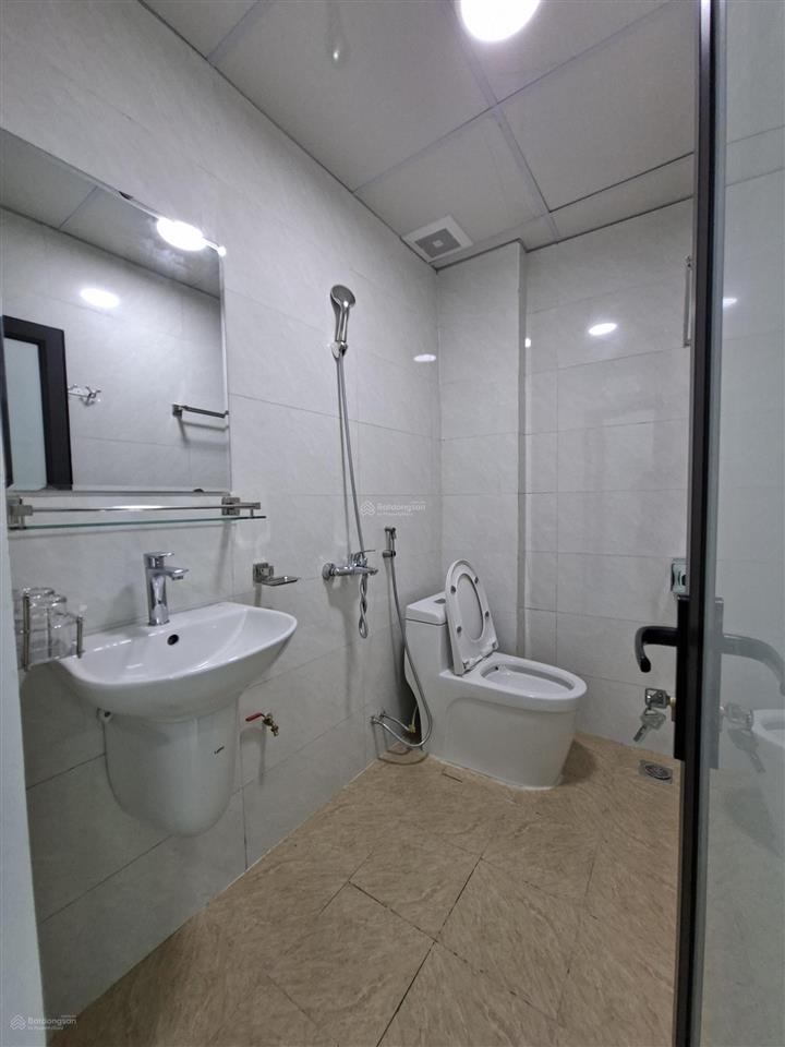 Kim hoàng 37m²  5 tầng  nhỉnh 7 đồng  ô tô đỗ cửa  50m ra chợ, trục chính ô tô tránh...