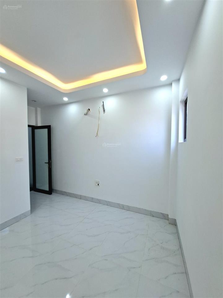 Kim hoàng 37m²  5 tầng  nhỉnh 7 đồng  ô tô đỗ cửa  50m ra chợ, trục chính ô tô tránh...