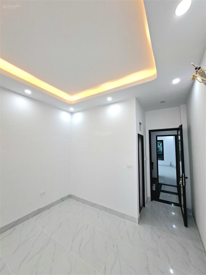 Kim hoàng 37m²  5 tầng  nhỉnh 7 đồng  ô tô đỗ cửa  50m ra chợ, trục chính ô tô tránh...