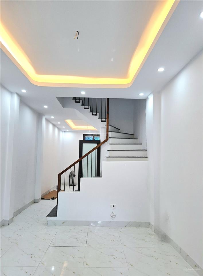 Kim hoàng 37m²  5 tầng  nhỉnh 7 đồng  ô tô đỗ cửa  50m ra chợ, trục chính ô tô tránh...