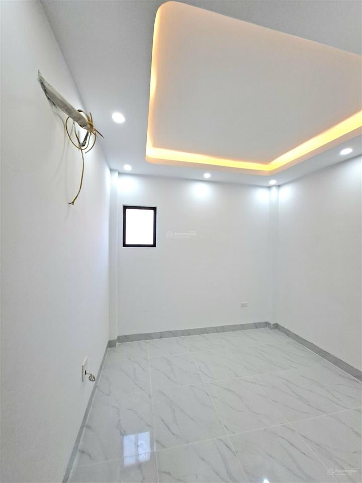 Kim hoàng 37m²  5 tầng  nhỉnh 7 đồng  ô tô đỗ cửa  50m ra chợ, trục chính ô tô tránh...