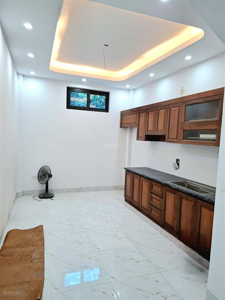Kim hoàng 37m²  5 tầng  nhỉnh 7 đồng  ô tô đỗ cửa  50m ra chợ, trục chính ô tô tránh...