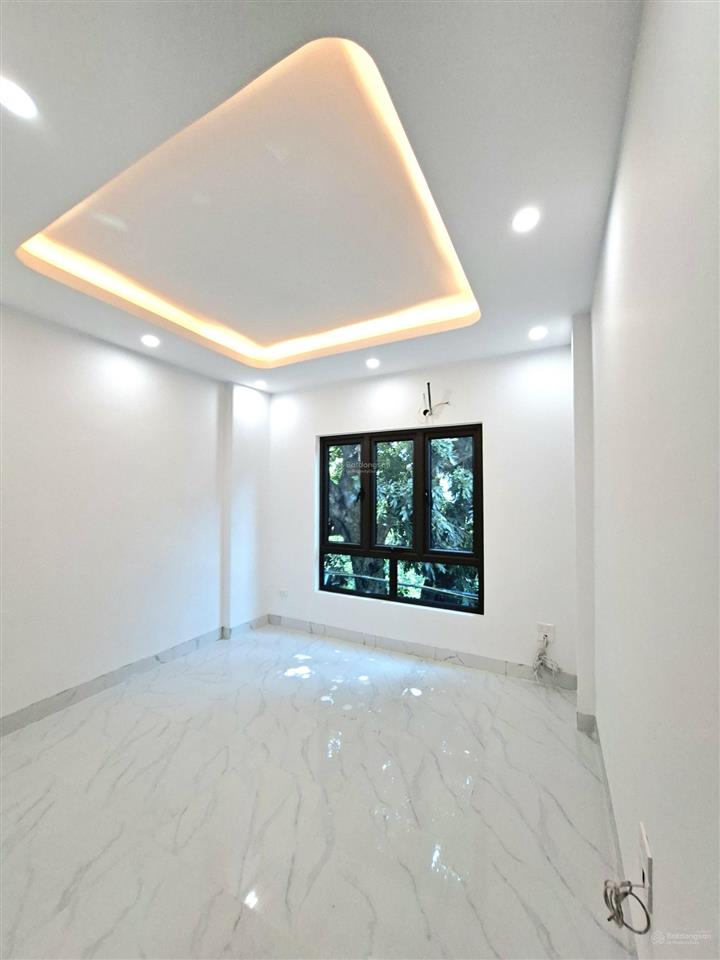 Kim hoàng 37m²  5 tầng  nhỉnh 7 đồng  ô tô đỗ cửa  50m ra chợ, trục chính ô tô tránh...