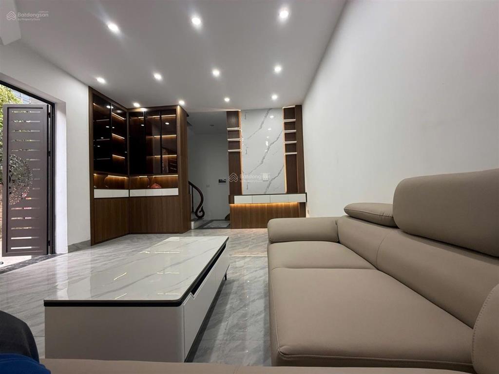 Nhà đẹp di trạch  ngõ thông  lô góc  6 tầng thang máy  full nội thất long lanh  an sinh tốt.