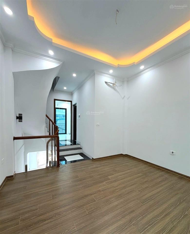 Nhà mới yên bệ  2 thoáng  ô tô đỗ cổng  ngõ thông  vài bước ra đường 422  gần kđt hinode...