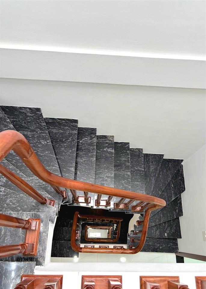 Nhà mới yên bệ  2 thoáng  ô tô đỗ cổng  ngõ thông  vài bước ra đường 422  gần kđt hinode...