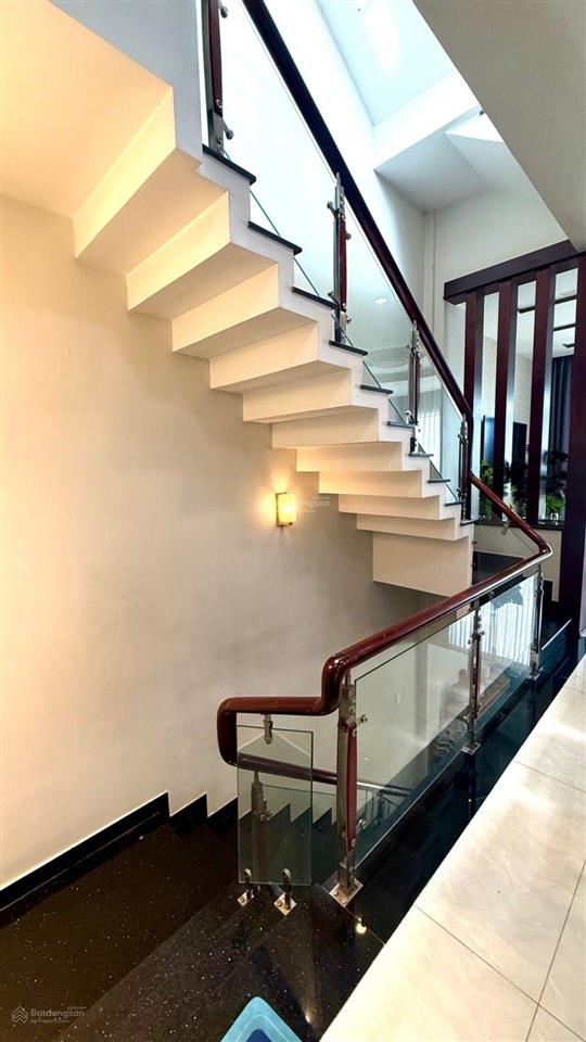 Bán nhà 4 tầng, 5,7m x 20m, có hầm để ôtô, mặt tiền đường lê văn lương, nhà bè
