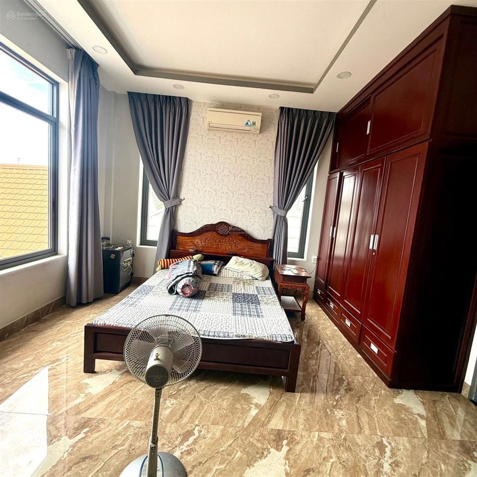 Bán nhà 4 tầng, 5,7m x 20m, có hầm để ôtô, mặt tiền đường lê văn lương, nhà bè