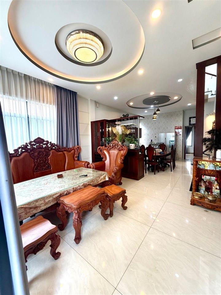 Bán nhà 4 tầng, 5,7m x 20m, có hầm để ôtô, mặt tiền đường lê văn lương, nhà bè