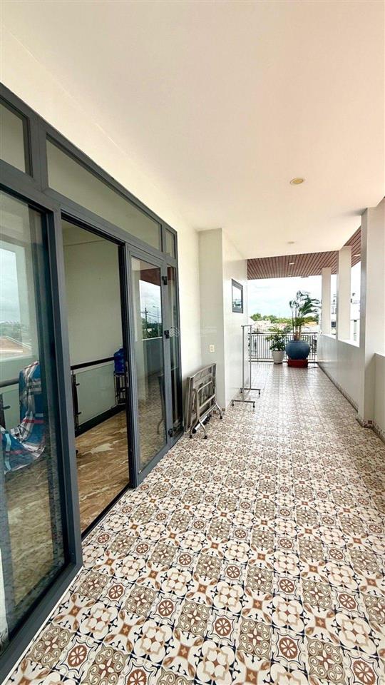 Bán nhà 4 tầng, 5,7m x 20m, có hầm để ôtô, mặt tiền đường lê văn lương, nhà bè