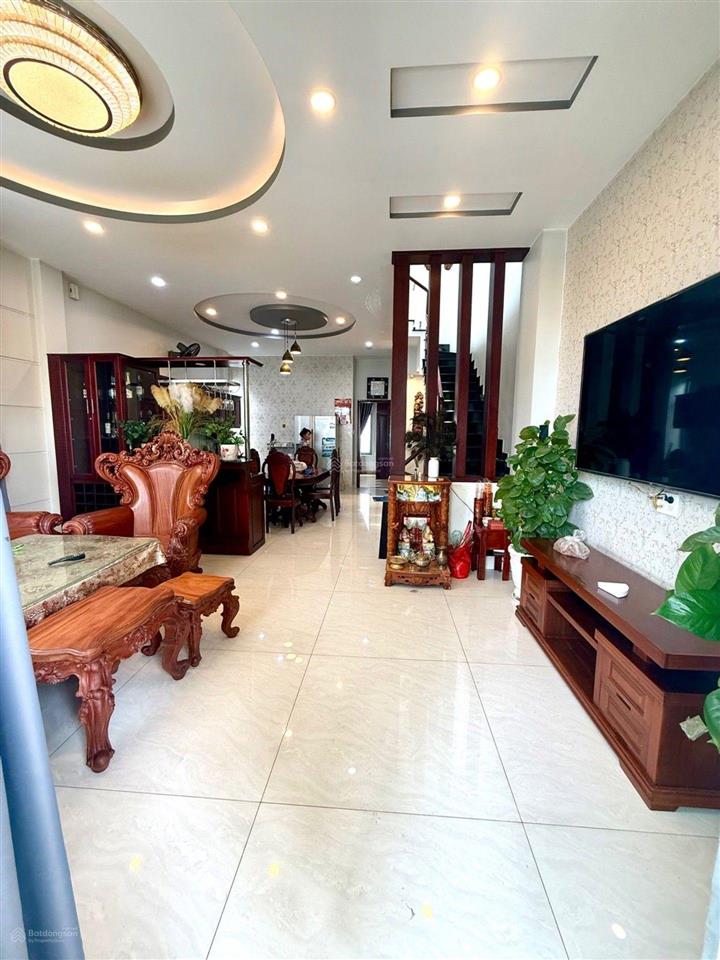 Bán nhà 4 tầng, 5,7m x 20m, có hầm để ôtô, mặt tiền đường lê văn lương, nhà bè