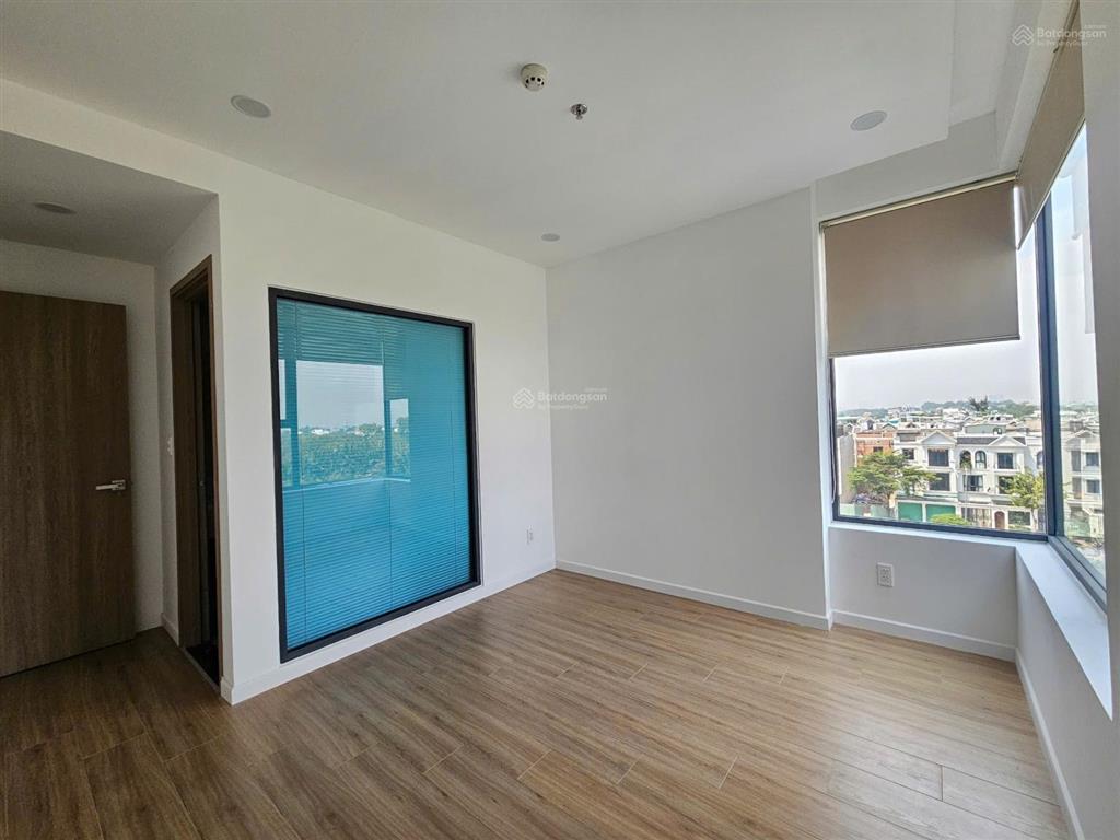 Cần bán căn hộ mt eastmark city căn 3pn + 1 phòng kho, nội thất cơ bản, tầng cao view sông