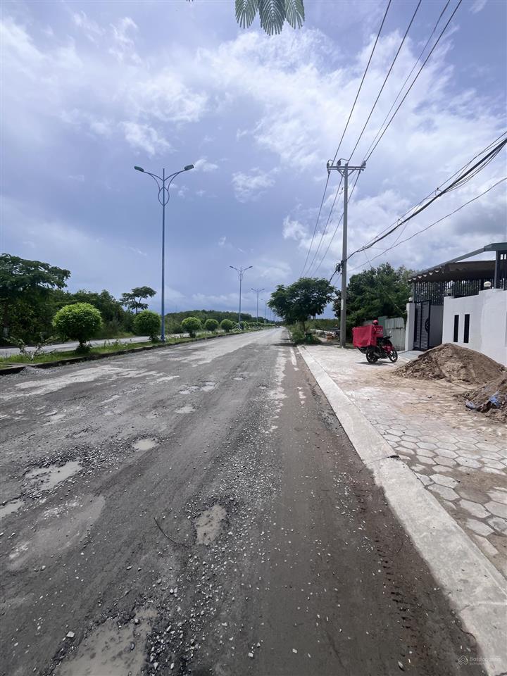 Cần bán nền nhà phố mt đường lvn dự án la maison de cần giờ dt 5x22 giá 7.9 ty  0965 004 *** mr huy