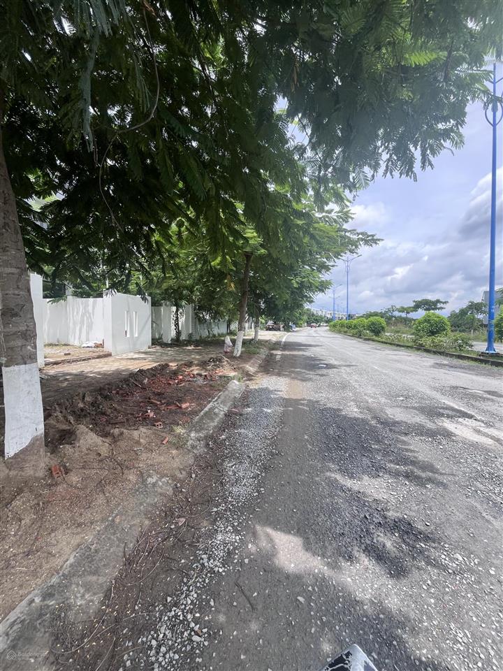 Cần bán nền nhà phố mt đường lvn dự án la maison de cần giờ dt 5x22 giá 7.9 ty  0965 004 *** mr huy