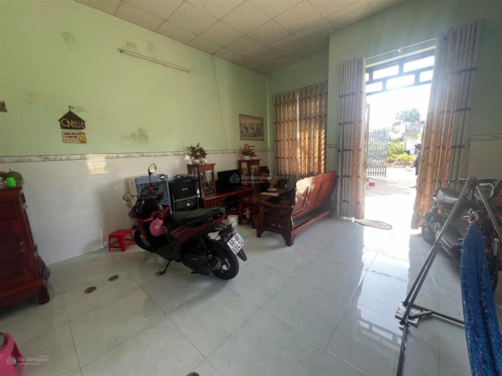 Chính chủ bán gửi dv 2% nhà c4 trung tâm thị trấn đất đỏ đường nhựa 8m