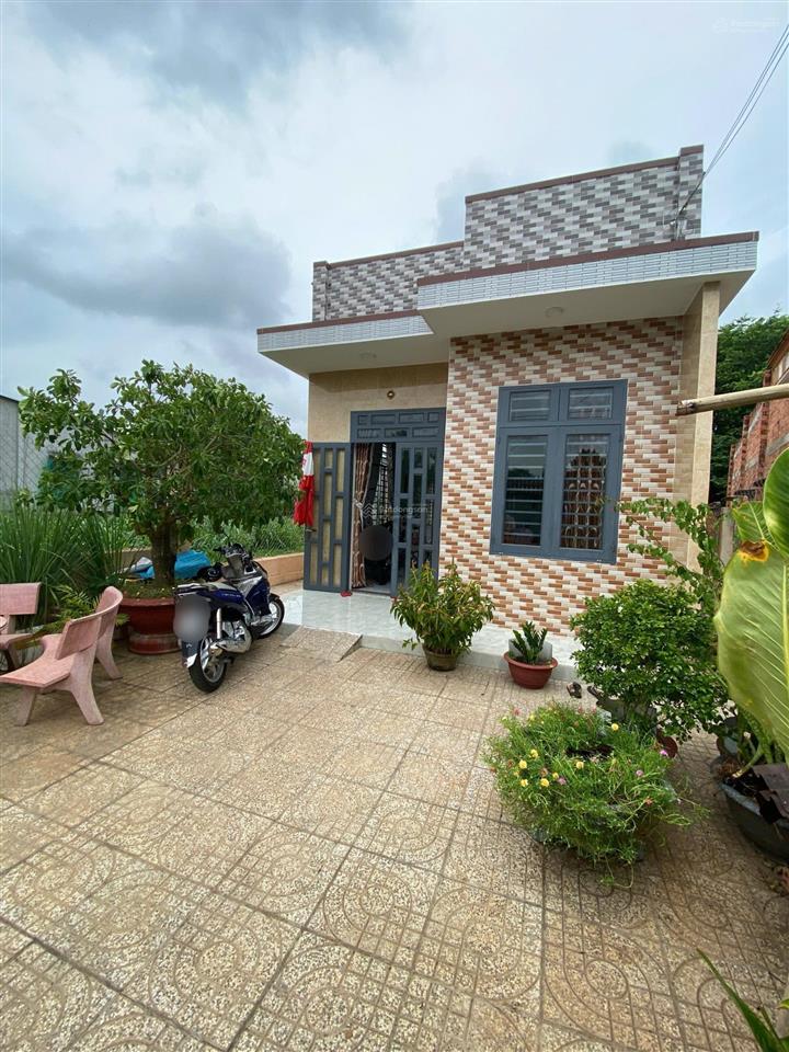 Chính chủ bán gửi dv 2% nhà c4 trung tâm thị trấn đất đỏ đường nhựa 8m
