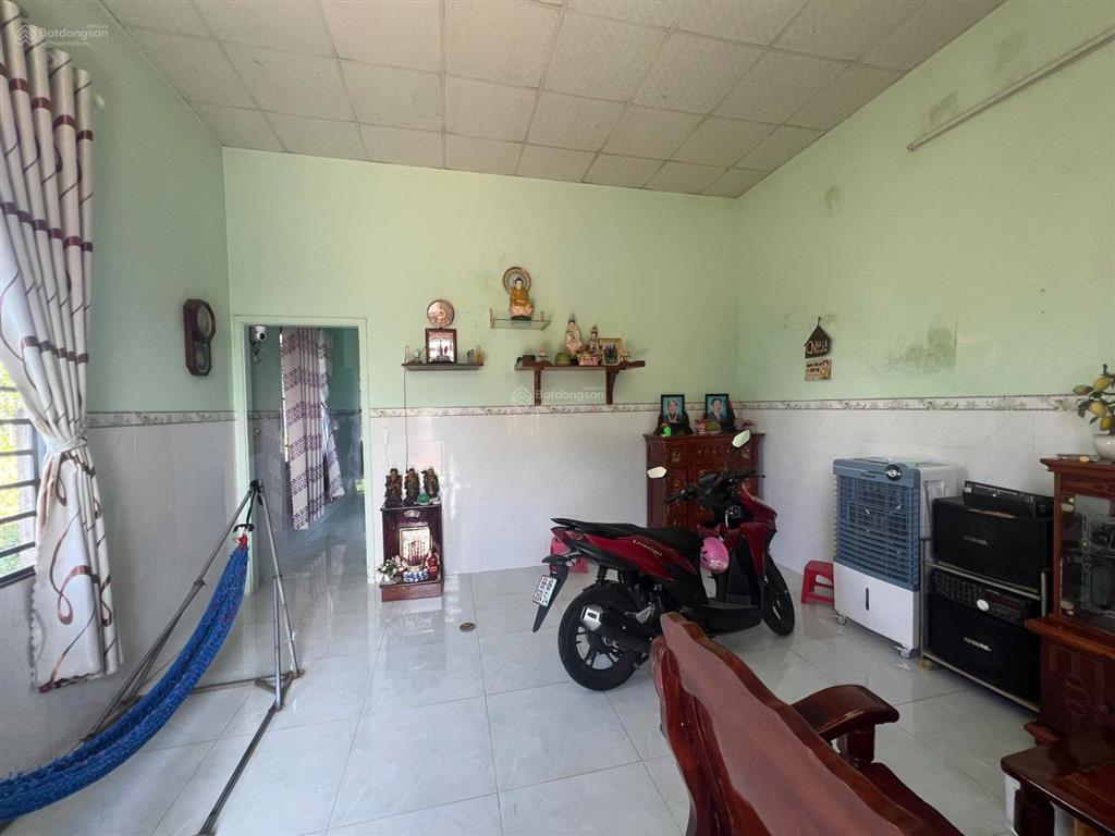 Chính chủ bán gửi dv 2% nhà c4 trung tâm thị trấn đất đỏ đường nhựa 8m