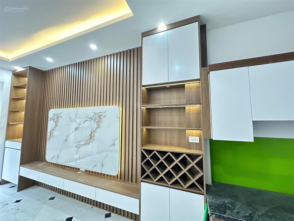 Chỉ cách đh sp thể dục thể thao 500m. nhà đẹp 5t ô tô con lùi cửa  nội thất cực đẹp về ở ngay