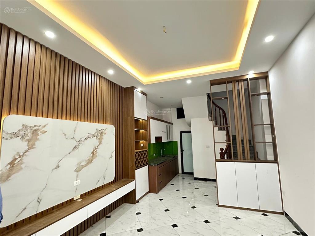 Chỉ cách đh sp thể dục thể thao 500m. nhà đẹp 5t ô tô con lùi cửa  nội thất cực đẹp về ở ngay