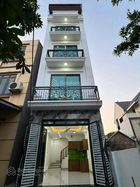 Chỉ cách đh sp thể dục thể thao 500m. nhà đẹp 5t ô tô con lùi cửa  nội thất cực đẹp về ở ngay