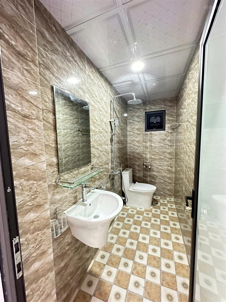 Chỉ cách đh sp thể dục thể thao 500m. nhà đẹp 5t ô tô con lùi cửa  nội thất cực đẹp về ở ngay