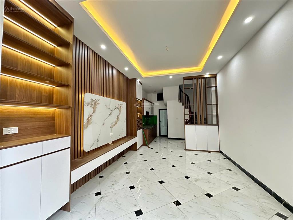 Chỉ cách đh sp thể dục thể thao 500m. nhà đẹp 5t ô tô con lùi cửa  nội thất cực đẹp về ở ngay