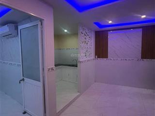 Nhà 2 tầng đẹp kiệt thông thoáng trần cao vân gần biển.