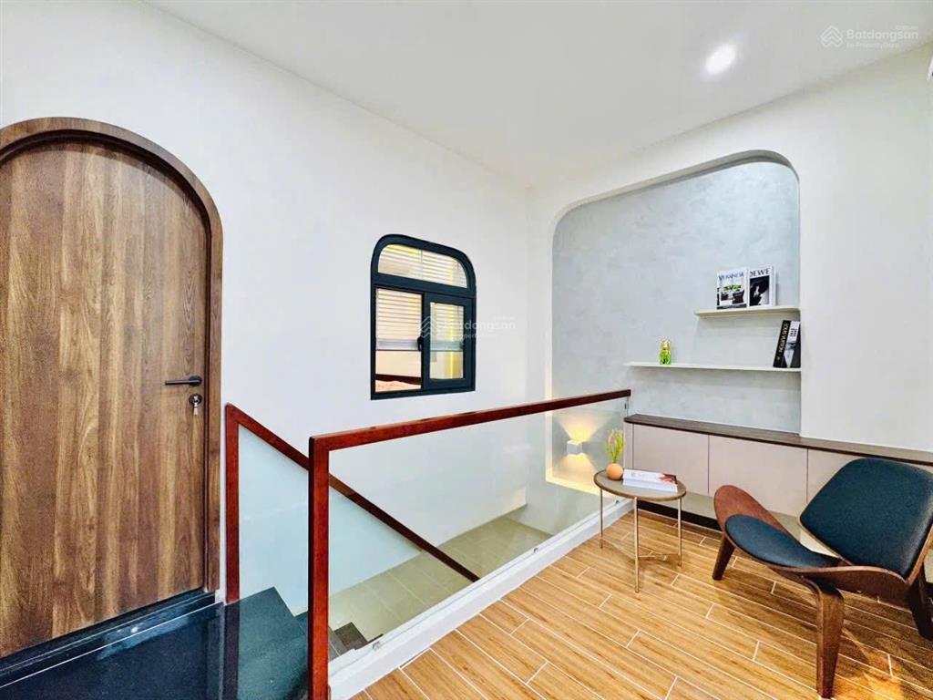 Bán nhà 2 lầu 4.2x18m, giá 1,1 tỷ đồng. đường lý chiêu hoàng. đang cho thuê 12tr. sổ hồng riêng