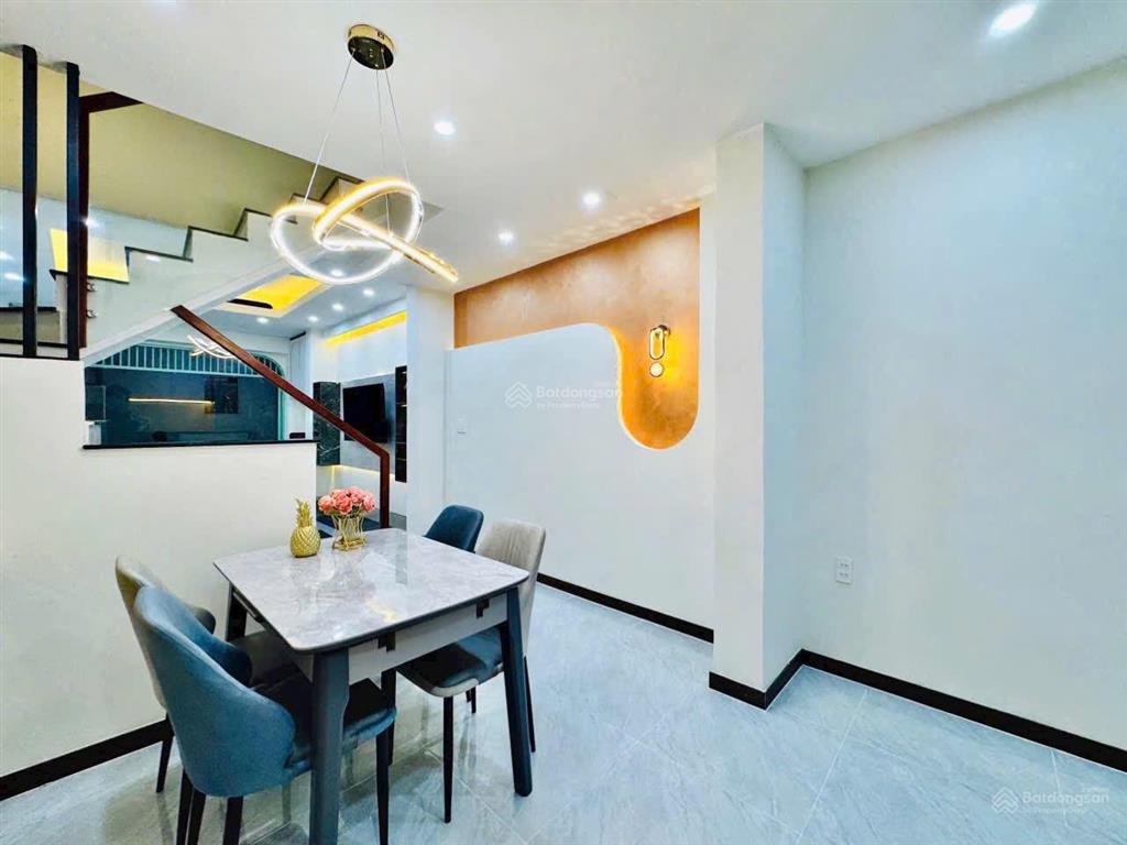 Bán nhà 2 lầu 4.2x18m, giá 1,1 tỷ đồng. đường lý chiêu hoàng. đang cho thuê 12tr. sổ hồng riêng