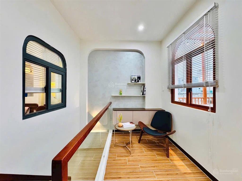 Bán nhà 2 lầu 4.2x18m, giá 1,1 tỷ đồng. đường lý chiêu hoàng. đang cho thuê 12tr. sổ hồng riêng