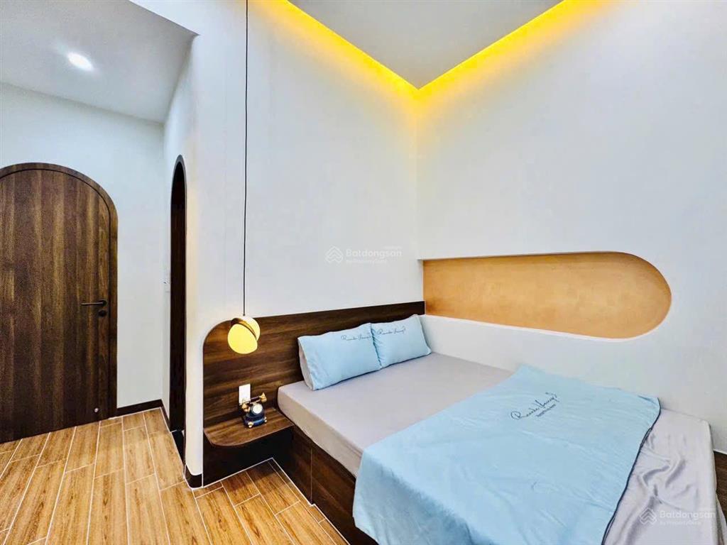 Bán nhà 2 lầu 4.2x18m, giá 1,1 tỷ đồng. đường lý chiêu hoàng. đang cho thuê 12tr. sổ hồng riêng