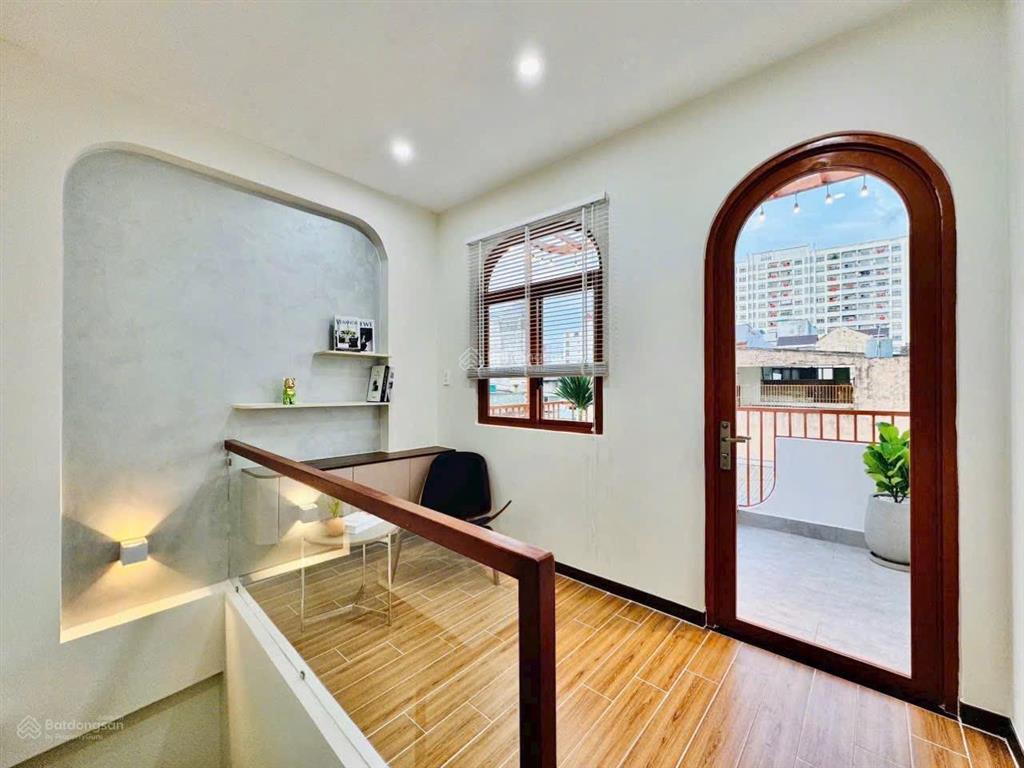 Bán nhà 2 lầu 4.2x18m, giá 1,1 tỷ đồng. đường lý chiêu hoàng. đang cho thuê 12tr. sổ hồng riêng