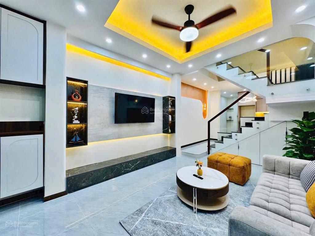 Bán nhà 2 lầu 4.2x18m, giá 1,1 tỷ đồng. đường lý chiêu hoàng. đang cho thuê 12tr. sổ hồng riêng