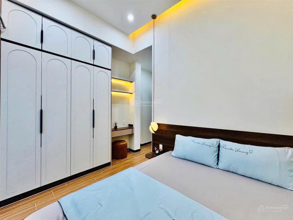 Bán nhà 2 lầu 4.2x18m, giá 1,1 tỷ đồng. đường lý chiêu hoàng. đang cho thuê 12tr. sổ hồng riêng