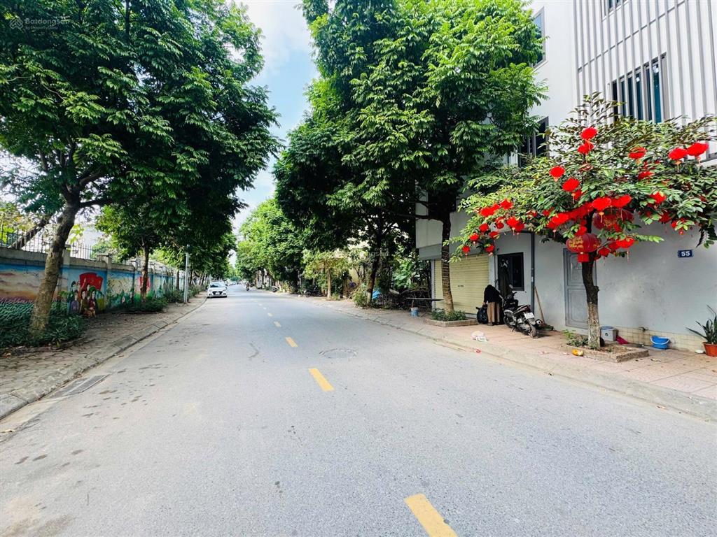 Bán đất phân lô ngay kđt sài đồng vỉa hè kinh doanh xây toà nhà vp đẹp. 180m2, mt 8.8m. giá 37 tỷ