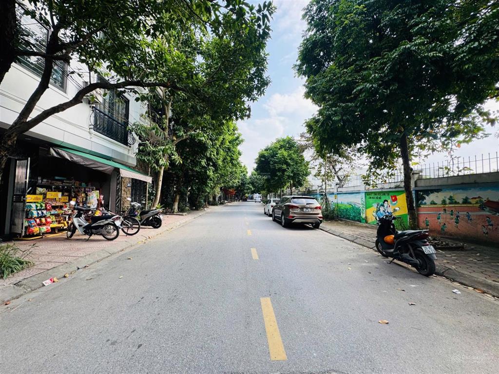 Bán đất phân lô ngay kđt sài đồng vỉa hè kinh doanh xây toà nhà vp đẹp. 180m2, mt 8.8m. giá 37 tỷ