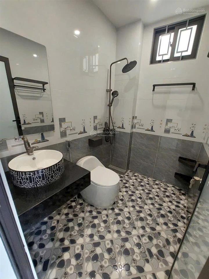 Tôi cần bán nhà ngõ 42 sài đồng cách hồ 20m cách oto tránh đỗ 20m. dt56m2, 4 tầng,4 ngủ. giátl