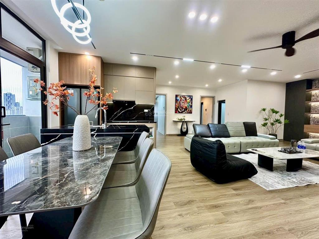 Bán nhà phố trạm  gara 2 oto 8 tầng thang máy nhập full nội thất. dt55m2, 8 tầng,mt4m. giátl