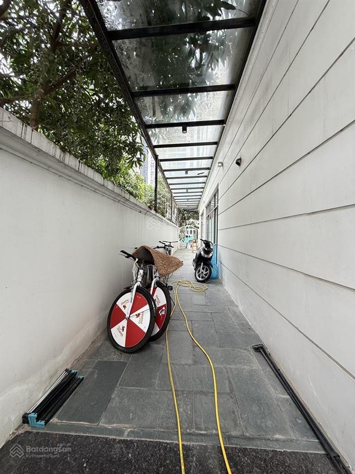 Bán biệt thự khu nguyệt quế  vinhomes long biên lô góc  3 mặt thoáng. dt179m2,4 tầng, thang may