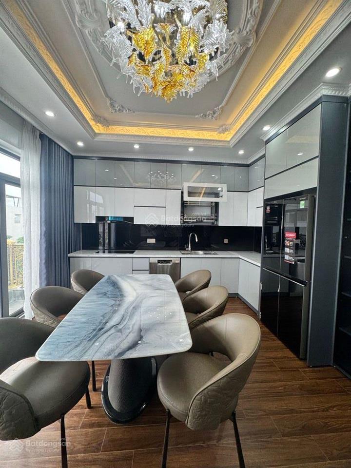 Bán nhà sài đồng  oto tránh gara 2 oto full nội thất. dt68m2, 7 tầng , mt 5m.