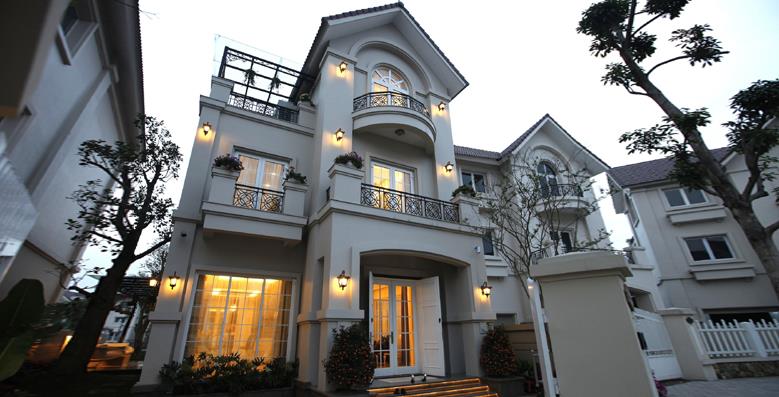 Chủ cần bán gấp căn biệt thự hoa sữa vinhomes long biên. dt280m2, 3.5 tầng. giá tl. full nội thât